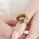 Pierścionek z ringiem z bursztynu
